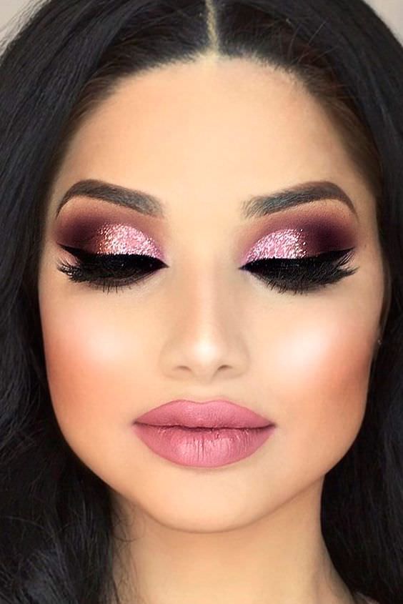 Are you searching for trendy makeup ideas that are also sexy? Amaze your boyfriend with the totally new look inspired by this article.