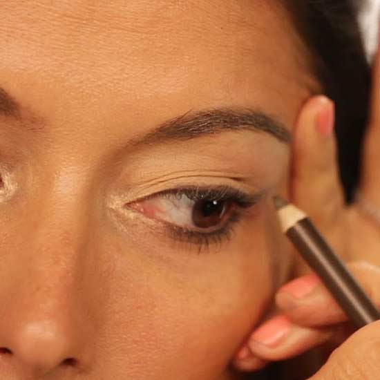 Lack of sleep and tired eyes can spoil your look, no doubt! But here're these amazing Makeup Tricks that can help you look more awake!