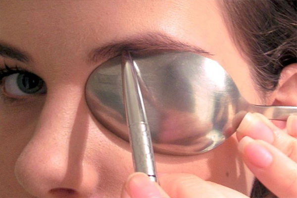 beauty-hacks-with-a-spoon-eyebrows