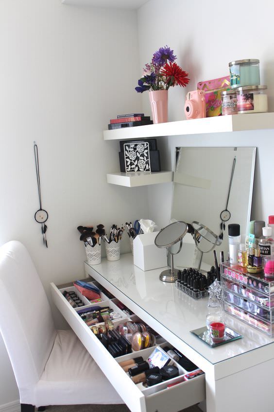 These super cute DIY makeup organizer ideas to store the clutter.